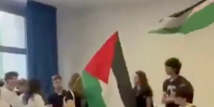 Manifestantes propalestinos golpean en clase a profesor en Italia