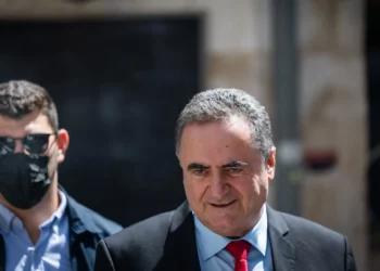 El ministro de Defensa, Israel Katz, visita el mercado Mahane Yehuda en Jerusalén, el 2 de septiembre de 2025. (Chaim Goldberg/Flash90)