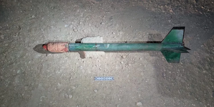 Un cohete hallado por tropas israelíes en la ciudad de Tulkarem, el 23 de septiembre de 2025. (Fuerzas de Defensa de Israel)