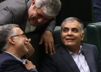 Mohsen Paknejad (der.), entonces candidato iraní a ministro de Petróleo, asiste a una sesión parlamentaria en la capital, Teherán, el 17 de agosto de 2024, mientras el presidente iraní defiende su elección para el gabinete. (ATTA KENARE / AFP)