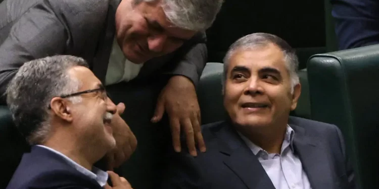 Mohsen Paknejad (der.), entonces candidato iraní a ministro de Petróleo, asiste a una sesión parlamentaria en la capital, Teherán, el 17 de agosto de 2024, mientras el presidente iraní defiende su elección para el gabinete. (ATTA KENARE / AFP)