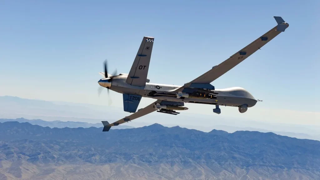 Un avión pilotado por control remoto MQ-9 Reaper pilotado por aviadores del Escuadrón de Pruebas y Evaluación 556 sobrevuela el Campo de Pruebas y Entrenamiento de Nevada y realiza ejercicios con fuego real con misiles aire-tierra-114 Hellfire y unidades de bombas guiadas-12 Paveway II, el 30 de agosto de 2023. (Foto de la Fuerza Aérea de EE. UU. por la aviadora de 1ª clase Victoria Nuzzi) 