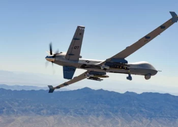 Un avión pilotado por control remoto MQ-9 Reaper pilotado por aviadores del Escuadrón de Pruebas y Evaluación 556 sobrevuela el Campo de Pruebas y Entrenamiento de Nevada y realiza ejercicios con fuego real con misiles aire-tierra-114 Hellfire y unidades de bombas guiadas-12 Paveway II, el 30 de agosto de 2023. (Foto de la Fuerza Aérea de EE. UU. por la aviadora de 1ª clase Victoria Nuzzi)