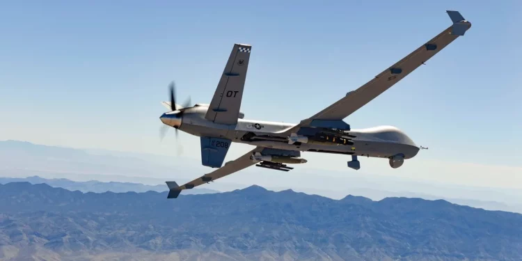 Un avión pilotado por control remoto MQ-9 Reaper pilotado por aviadores del Escuadrón de Pruebas y Evaluación 556 sobrevuela el Campo de Pruebas y Entrenamiento de Nevada y realiza ejercicios con fuego real con misiles aire-tierra-114 Hellfire y unidades de bombas guiadas-12 Paveway II, el 30 de agosto de 2023. (Foto de la Fuerza Aérea de EE. UU. por la aviadora de 1ª clase Victoria Nuzzi)