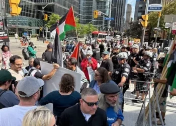 Manifestantes propalestinos ante el estreno de documental del 7 de octubre