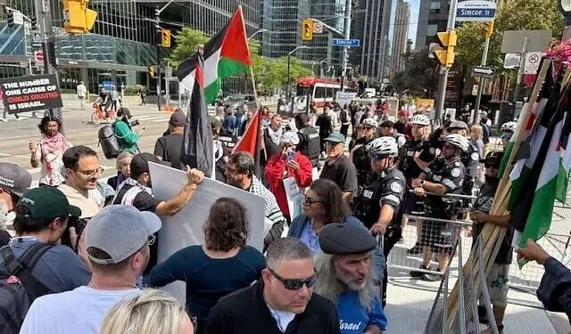Manifestantes propalestinos ante el estreno de documental del 7 de octubre