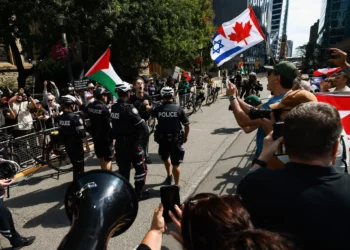Manifestantes anti-Israel protestan en estreno de documental sobre el 7 de octubre