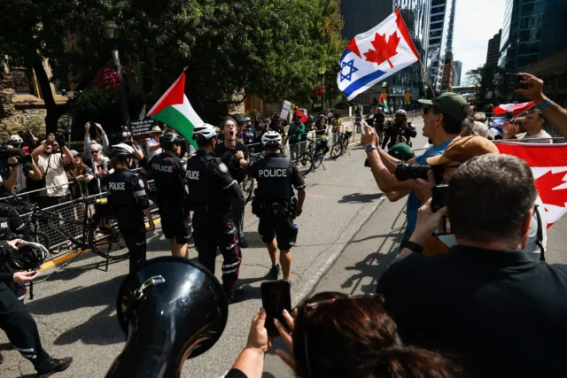 Manifestantes anti-Israel protestan en estreno de documental sobre el 7 de octubre