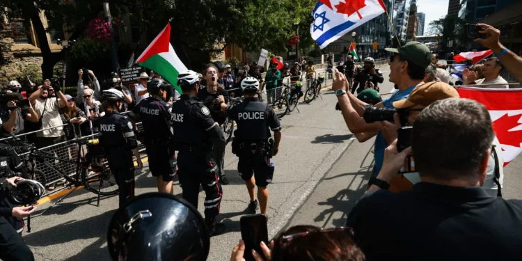 Manifestantes anti-Israel protestan en estreno de documental sobre el 7 de octubre