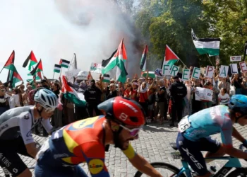 La Vuelta a España vuelve a verse interrumpida por manifestantes antiisraelíes