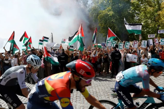 La Vuelta a España vuelve a verse interrumpida por manifestantes antiisraelíes