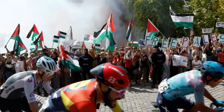 La Vuelta a España vuelve a verse interrumpida por manifestantes antiisraelíes