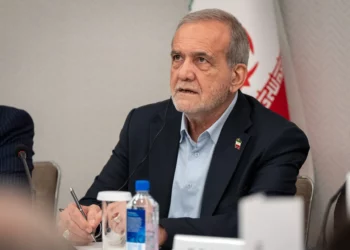 El presidente de Irán, Masoud Pezeshkian, responde a las preguntas de los medios en una conferencia de prensa en Nueva York, el 26 de septiembre de 2025. (Foto AP/Angelina Katsanis)