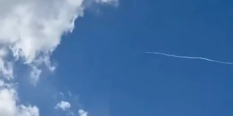 Israel intercepta proyectil lanzado desde Yemen en regiones centrales