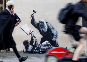 Mural fuera de tribunal británico alude a detenciones de Palestine Action