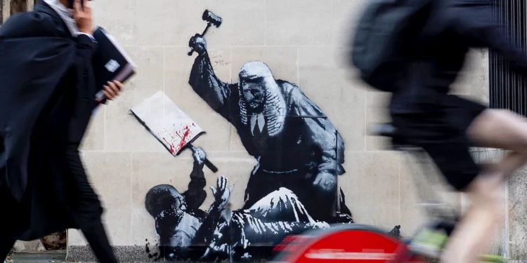 Mural fuera de tribunal británico alude a detenciones de Palestine Action