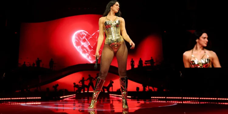 Dua Lipa se presenta en el Madison Square Garden el 20 de septiembre de 2025 en la ciudad de Nueva York. (Arturo Holmes/Getty Images para ABA/AFP)