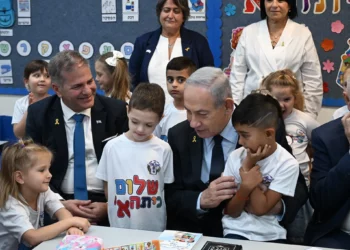 Netanyahu visita escuela en la ciudad del norte el primer día de clases