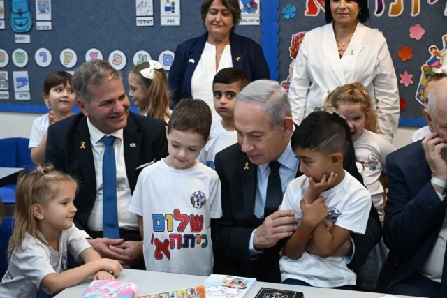Netanyahu visita escuela en la ciudad del norte el primer día de clases