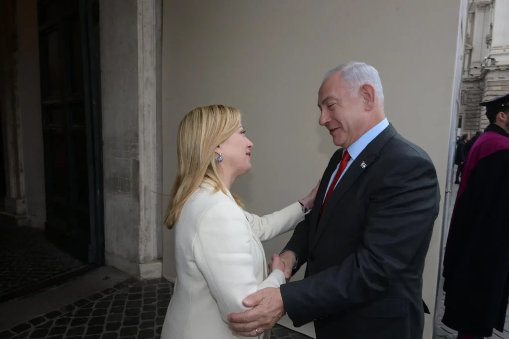 El primer ministro Benjamin Netanyahu se reúne con la primera ministra de Italia, Giorgia Meloni, en el Palazzo Chigi de Roma, el 10 de marzo de 2023 (Amos Ben-Gershom/GPO) 