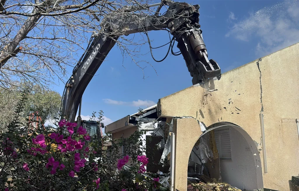 El Kibutz Nir Oz masacrado por Hamás inicia su reconstrucción con demoliciones
