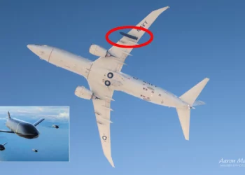 El P-8A Poseidon de Estados Unidos vuela con un misil LRASM