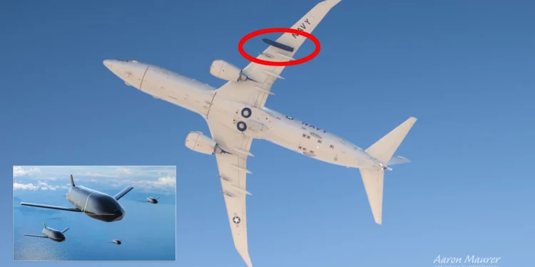 El P-8A Poseidon de Estados Unidos vuela con un misil LRASM