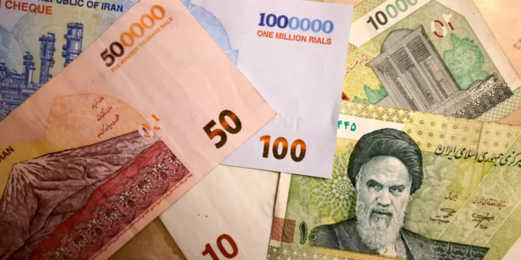 Esta imagen muestra los nuevos billetes iraníes de un millón, 500.000 y 100.000 riales, emitidos el 3 de agosto de 2025. (ATTA KENARE / AFP)