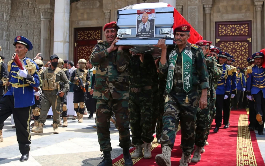 Oficiales hutíes sacan el ataúd del primer ministro hutí, Ahmed al-Rahawi, quien murió junto con otros en ataques aéreos israelíes el jueves, fuera de la mezquita Shaab durante su funeral en Saná, Yemen, el 1 de septiembre de 2025. (AP Foto/Osamah Abdulrahman) 
