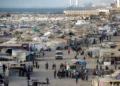 Las tiendas de campaña de las personas desplazadas erigidas a lo largo del paseo marítimo de la ciudad de Gaza se muestran cerca del atardecer del 2 de septiembre de 2025. (Eyad BABA / AFP)