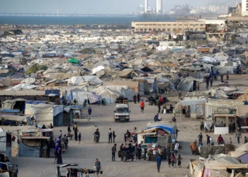 Las tiendas de campaña de las personas desplazadas erigidas a lo largo del paseo marítimo de la ciudad de Gaza se muestran cerca del atardecer del 2 de septiembre de 2025. (Eyad BABA / AFP)