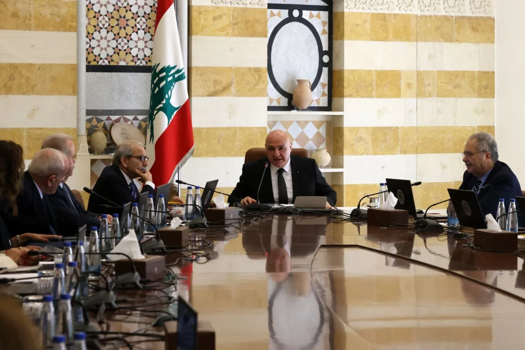 El presidente libanés Joseph Aoun (C) encabeza una sesión del gabinete para discutir un plan del ejército para desarmar a Hezbolá, en el Palacio Presidencial de Baabda, el 5 de septiembre de 2025 (ANWAR AMRO / AFP) 
