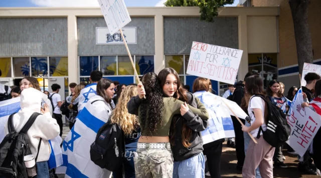 Senado de California revisará propuesta para enfrentar el antisemitismo en escuelas