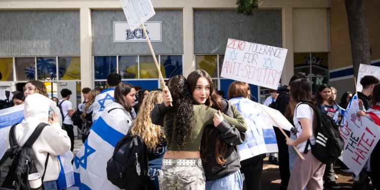 Senado de California revisará propuesta para enfrentar el antisemitismo en escuelas