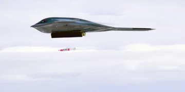 Bombardero B-2 Spirit hunde objetivo naval con munición QUICKSINK