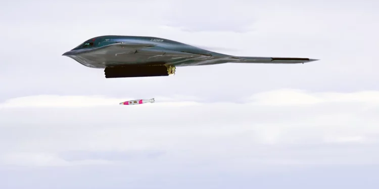 Bombardero B-2 Spirit hunde objetivo naval con munición QUICKSINK