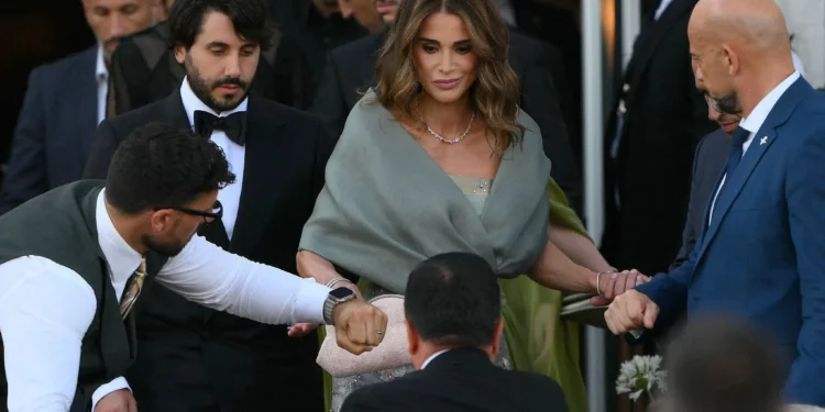 La reina de Jordania dice que Israel “está matando de hambre” a Gaza