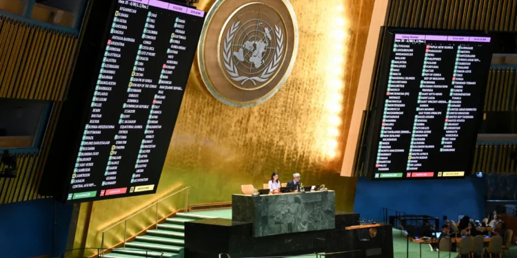 Los resultados se muestran durante una reunión de la Asamblea general para votar sobre la solución de dos Estados a la cuestión palestina en la sede de las Naciones Unidas (ONU) el 12 de septiembre de 2025, en la ciudad de Nueva York. (ANGELA WEISS / AFP)