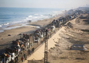 Palestinos desplazados se desplazan con sus pertenencias hacia el sur por una carretera en la zona de Nuseirat, en el centro de la Franja de Gaza, tras la renovación de las órdenes de evacuación israelíes para la ciudad de Gaza, el 18 de septiembre de 2025. (Foto de Eyad BABA / AFP)