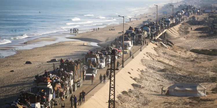 Palestinos desplazados se desplazan con sus pertenencias hacia el sur por una carretera en la zona de Nuseirat, en el centro de la Franja de Gaza, tras la renovación de las órdenes de evacuación israelíes para la ciudad de Gaza, el 18 de septiembre de 2025. (Foto de Eyad BABA / AFP)