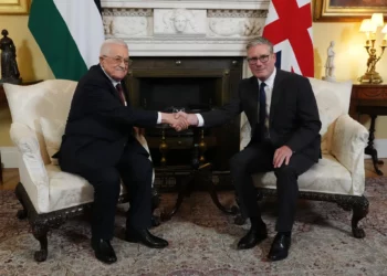 El primer ministro británico se reúne con el jefe de la Autoridad Palestina