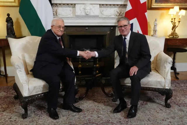 El primer ministro británico se reúne con el jefe de la Autoridad Palestina