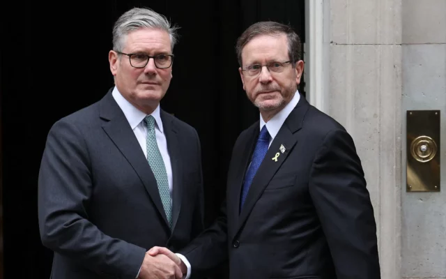 Starmer a Herzog: Israel debería cambiar de rumbo sobre Gaza