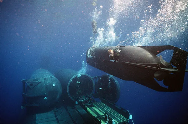 Una foto oficial de la Marina de los EE. UU. de un Mark 8 Mod 1 SDV desplegado desde la cubierta de lanzamiento de un submarino de ataque de clase Los Ángeles en un ejercicio de entrenamiento durante el día. La mayoría de las inserciones operativas de SDV se realizan por la noche. (Crédito de la imagen: Marina de los EE. UU.) 