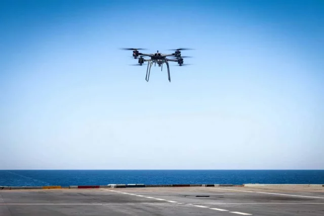 Marina Real Británica realiza primer reabastecimiento en alta mar con dron T-150