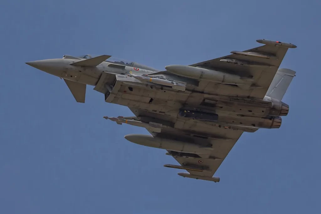Un TF-2000 italiano sobrevuela la RAF Marham con dos bombas Paveway IV vivas. (Crédito de la imagen: Stewart Jack / The Aviationist) 