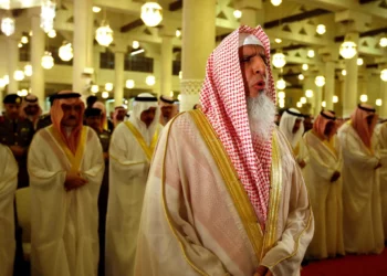 El gran muftí de Arabia Saudita, el jeque Abdulaziz al-Sheikh, reza en la mezquita Imam Turki bin Abdullah durante las oraciones matutinas del Eid al-Fitr en Riad, Arabia Saudita, el 9 de septiembre de 2010. (Foto AP/Hassan Ammar, Archivo)