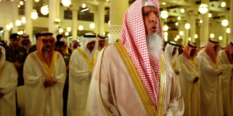 El gran muftí de Arabia Saudita, el jeque Abdulaziz al-Sheikh, reza en la mezquita Imam Turki bin Abdullah durante las oraciones matutinas del Eid al-Fitr en Riad, Arabia Saudita, el 9 de septiembre de 2010. (Foto AP/Hassan Ammar, Archivo)
