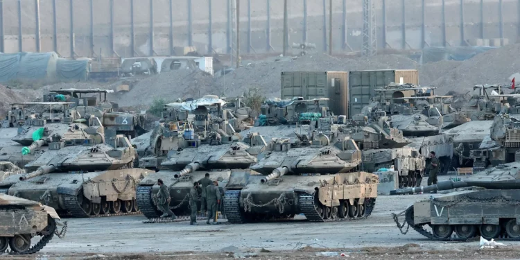 Tanques del ejército israelí se posicionan en el sur de Israel, en la frontera con la Franja de Gaza, el 3 de septiembre de 2025. (Jack GUEZ / AFP)