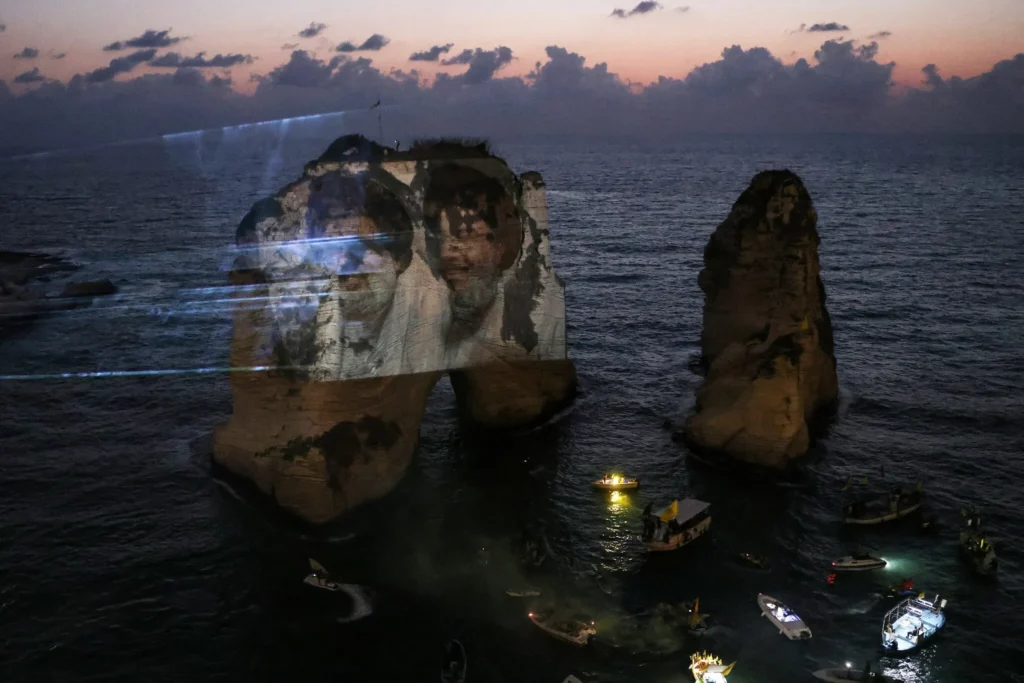 Hezbolá conmemora a Nasrallah y Safieddine con proyecciones en Beirut